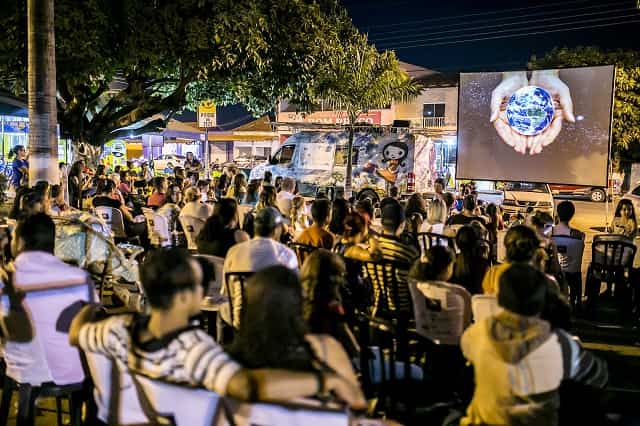 Cinema movido a energia solar chega a Santa Bárbara com sessão gratuita 1 CineSolar na praca