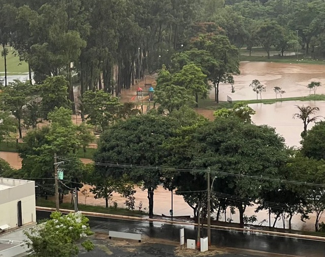 Ribeirão dos Toledos transborda na entrada do Parque dos Ipês 1 ribeirão-toledos-parque-ipes