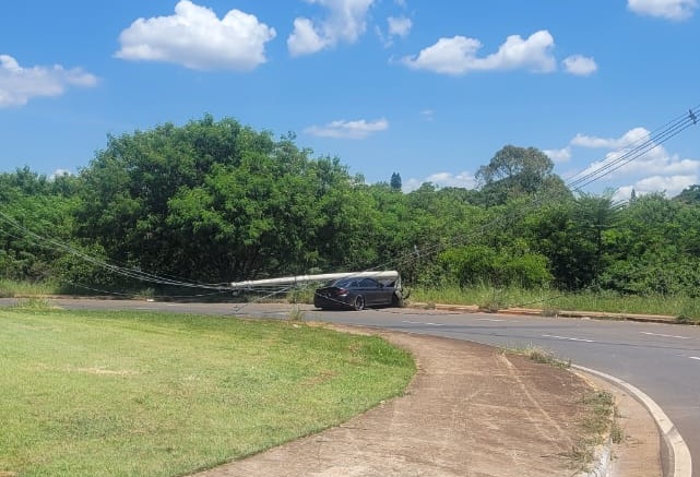 Condutor de BMW perde o controle e derruba poste em Santa Bárbara 1 bmw-poste-santa-barbara