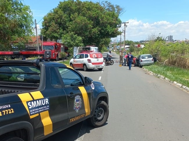 Carro bate em poste e causa bloqueio na Avenida Minas Gerais, em Sumaré 1 carro-poste-sumare