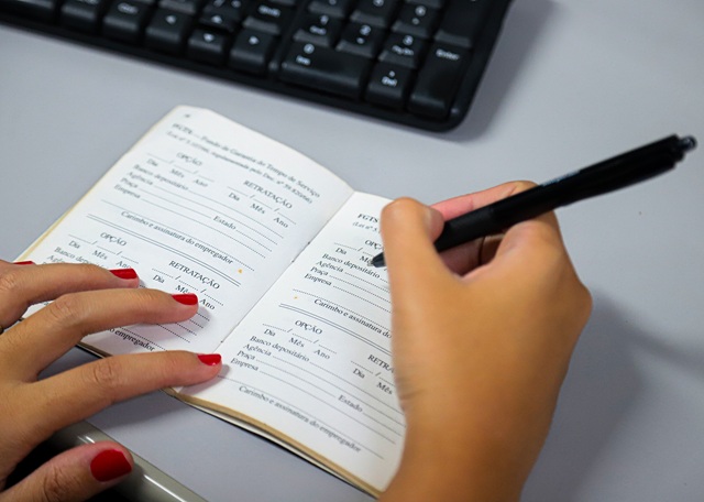 Santa Bárbara conta com 1.231 vagas de emprego a partir da segunda 1 carteira de trabalho-vaga-emprego
