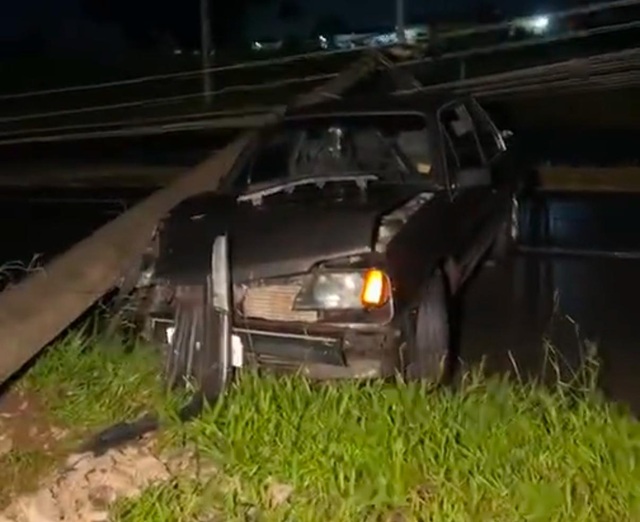 Colisão de veículo derruba 3 postes na Avenida da Amizade 1 colisao-veiculo-avenida-amizade