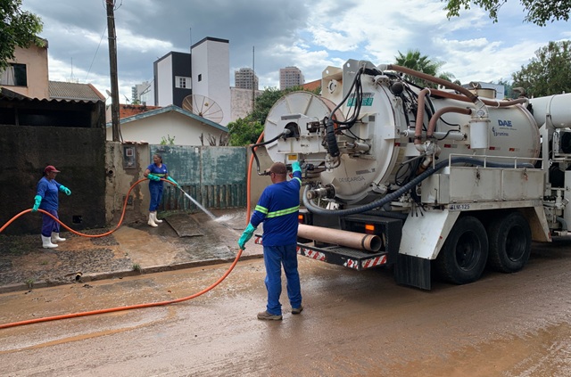 Água de volta em Santa Bárbara; DAE ajuda na limpeza da cidade 1 dae-agua-santa-barbara (2)