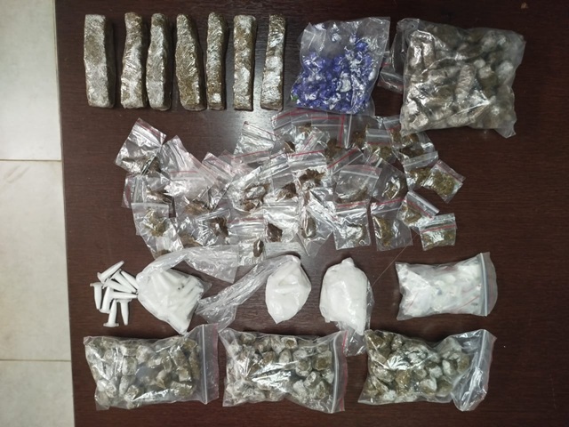 Pochetes cheias de drogas são apreendidas pela Guarda no Romano 1 drogas-guarda-romano