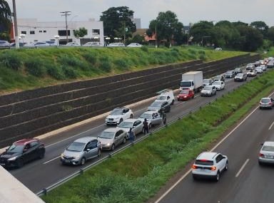 Engavetamento causa lentidão no trânsito na SP-304, em Americana 1 engavetamento-sp