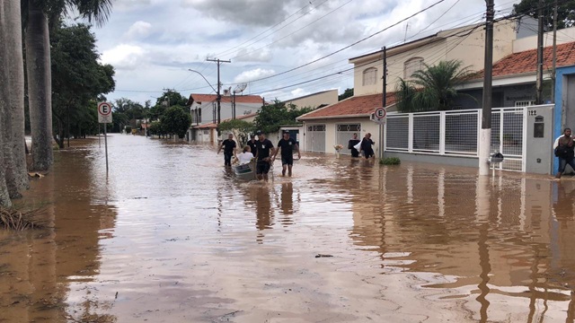 Moradores do Jardim Conceição, em Santa Bárbara, são retirados de barco das casas 1 moradores-barco-conceicao-santa-barbara-campanha
