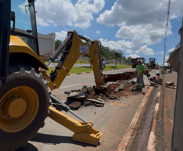 Avenida de Sumaré é bloqueada para reparos após rompimento de adutora 1 sumare-rompimento