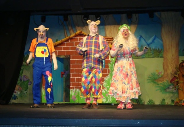 Teatro Municipal recebe o espetáculo "Os Três Porquinhos" neste domingo 1 teatro-os três porquinhos