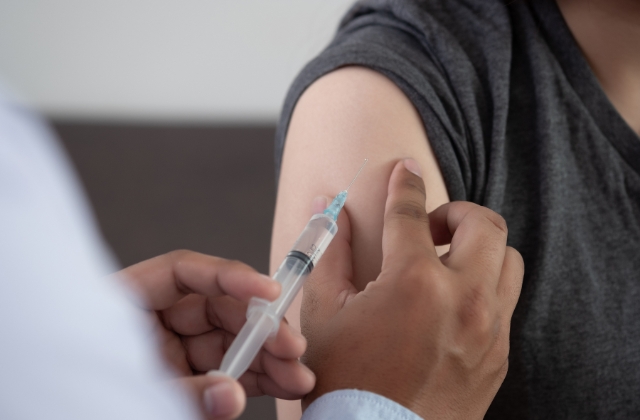 Governo amplia faixa etária para vacina da dengue próxima do vencimento 3 vacina-dengue