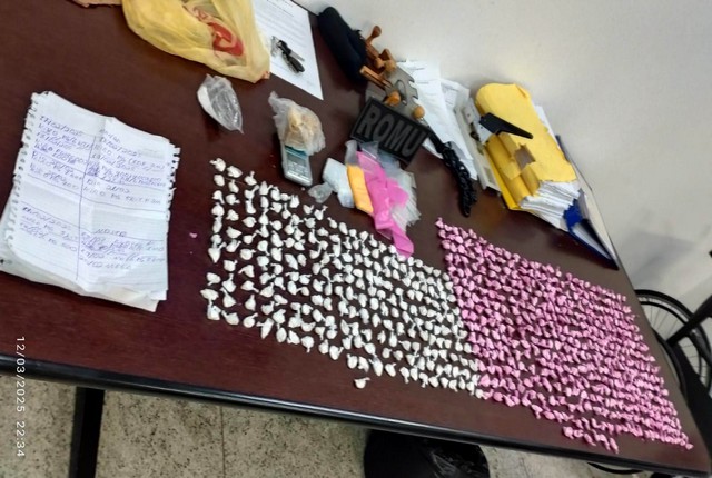 Gama prende traficante com 625 porções de drogas no Jardim dos Lírios 1 Gama prende traficante com 625 porções de drogas no Jardim dos Lírios