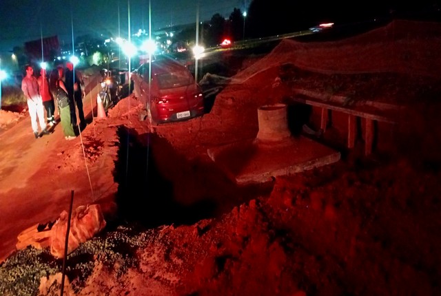 Motorista cai com carro em buraco aberto para obras ao lado da SP-304 1 Motorista cai com carro em buraco aberto para obras ao lado da SP-304