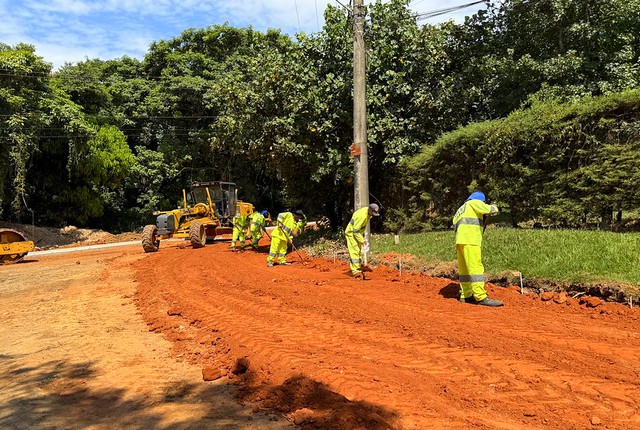 Pavimentação no Bosque dos Ipês avança com implantação de guias e sarjetas