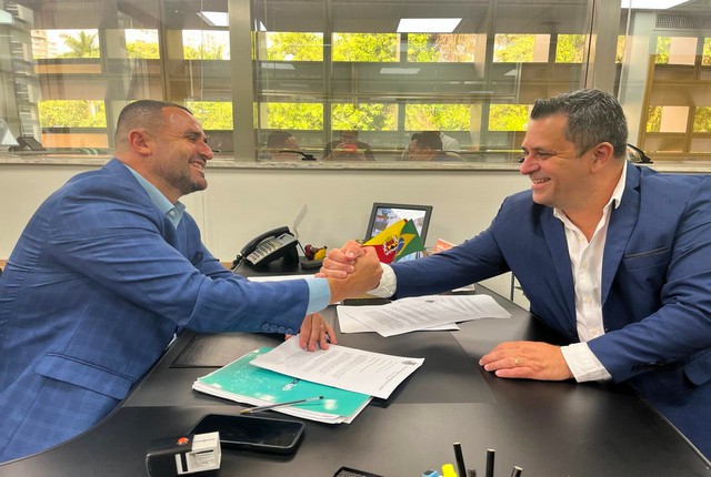 Vereador visita Alesp e garante computadores para escolas de S. Bárbara