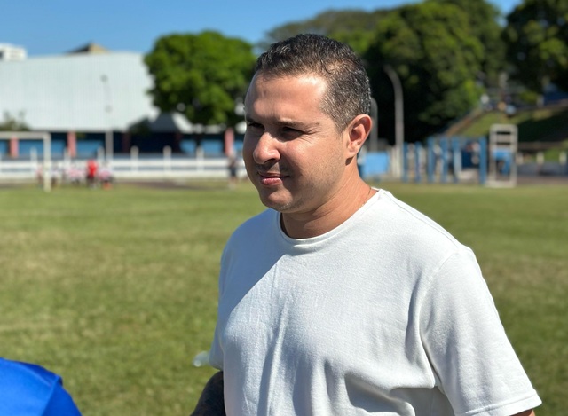 Após criança chorar pela ausência do pai, secretário "puxa orelha" e pede reflexão 1 criança-secretario