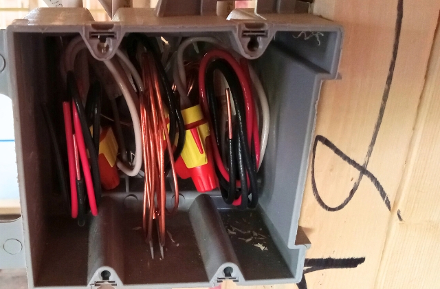 Vereador cobra fiscalização de ferros velhos e sucatas após reclamação de moradores 1 ferro-velho-sucata-fios-cobre (1)