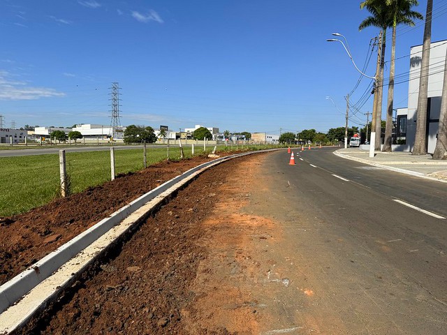 Avenida Afonso Pansan começa a ganhar guias e semáforo