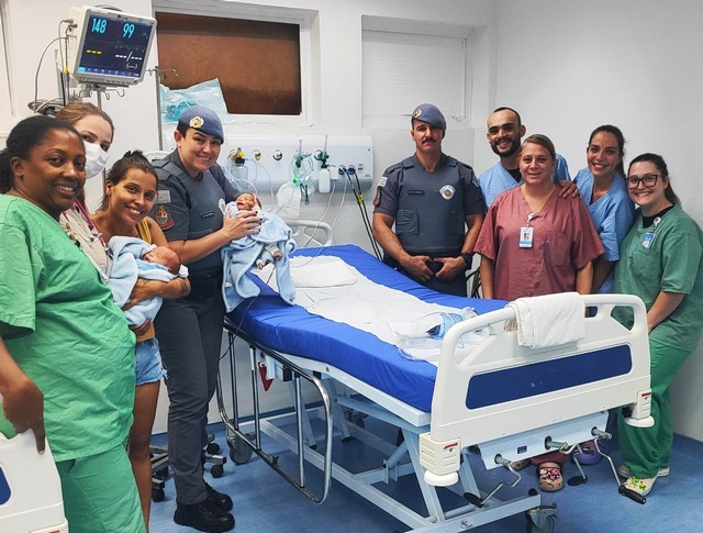 Bebê de 12 dias é salvo pela PM após se engasgar com leite materno em Americana 1 Bebê de 12 dias é salvo por PM após se engasgar com leite materno em Americana