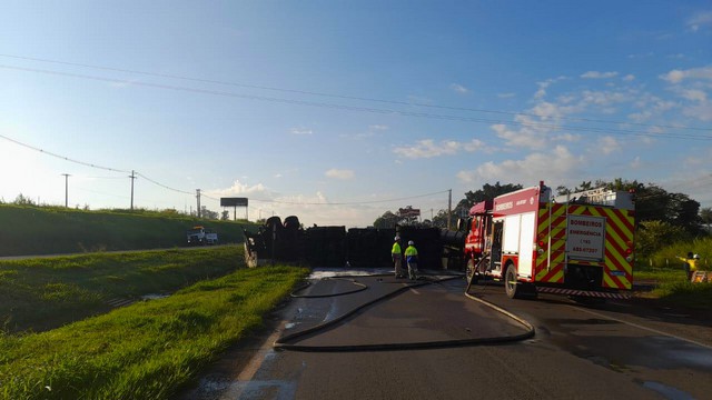 Caminhão tomba e causa bloqueio total na Rodovia Zeferino Vaz, em Paulínia 1 Caminhao tomba e causa bloqueio total na Rodovia Zeferino Vaz em Paulinia
