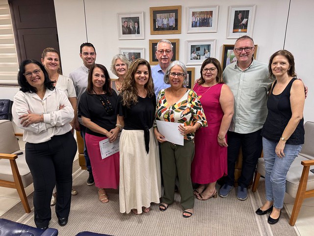 Diretoras de escolas premiadas pelo programa Alfabetiza Juntos recebem certificados 1 Diretoras de escolas premiadas pelo programa Alfabetiza Juntos recebem certificados