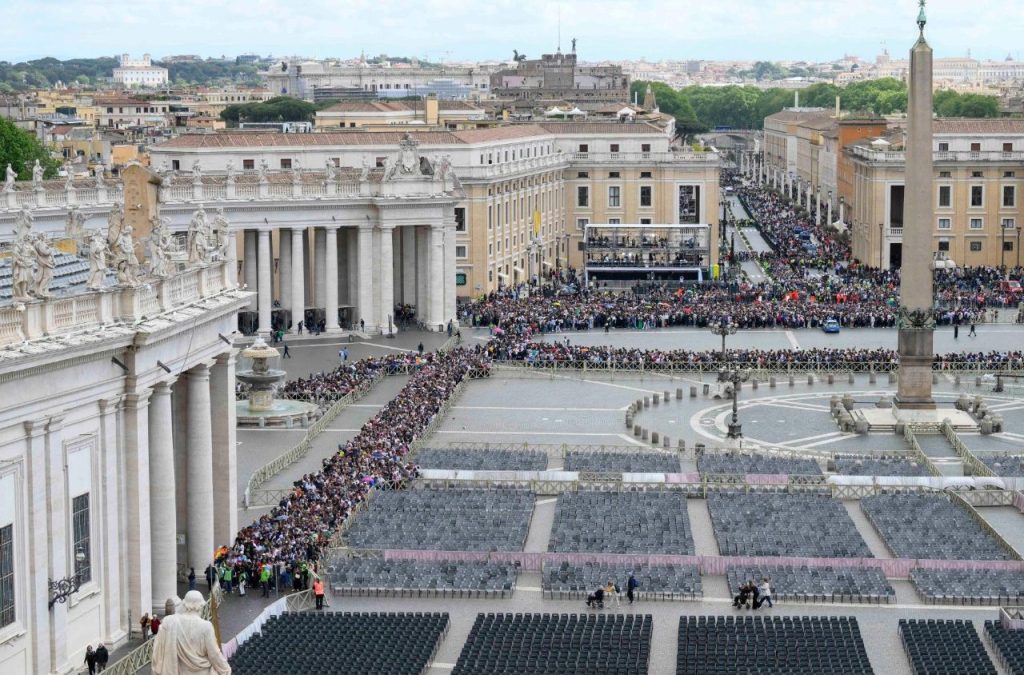 Funeral do Papa Francisco reúne milhares de pessoas na Praça de São Pedro 2 Funeral do Papa Francisco reúne milhares de pessoas na Praça de São Pedro