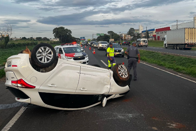 Idosa colide com caminhão e capota carro na SP-304, em Americana 1 Idosa colide com caminhão e capota carro na SP-304, em Americana
