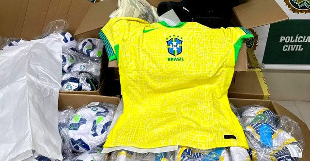 Trio é preso por furtar bolas, chuteiras e uniformes da CBF 1 Trio é por furtar bolas, chuteiras e uniformes da CBF