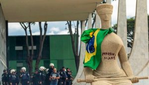 STF condena mulher que pichou estátua a 14 anos de prisão