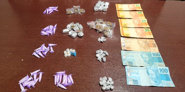 Traficante é detido com pochete cheia de drogas no Romano