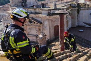 Chaminé que anunciará o novo papa é instalada na Capela Sistina