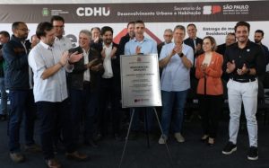 Prefeito Piovezan e governador Tarcísio entregam apartamentos no Romano