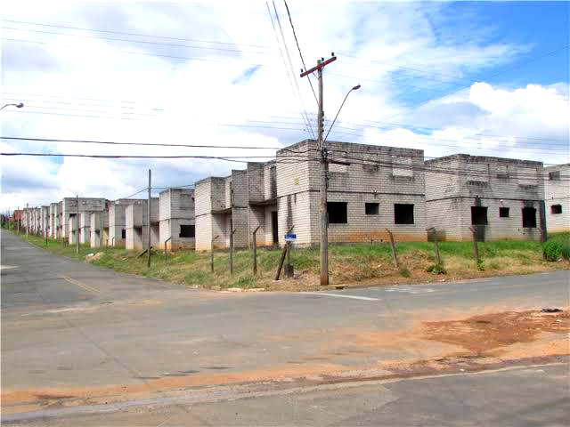 Tarcísio afirma que pretende finalizar obras dos prédios no Parque Olaria 1 Tarcísio afirma que pretende finalizar obras dos prédios no Parque Olaria