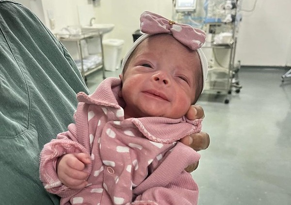 Bebê prematura que nasceu com 1,3kg recebe alta da UTI do Hospital Municipal após 28 dias 1 bebe-prematura-hospital