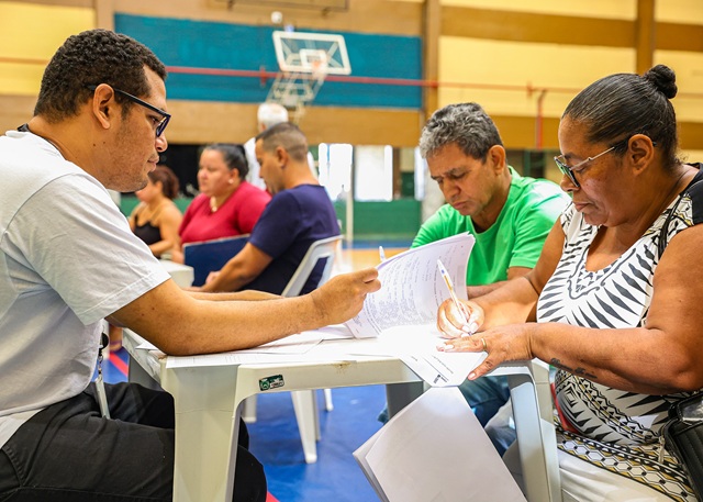 Famílias contempladas com moradias no Romano assinam contrato com a CDHU 1 familias-romano-cdhu