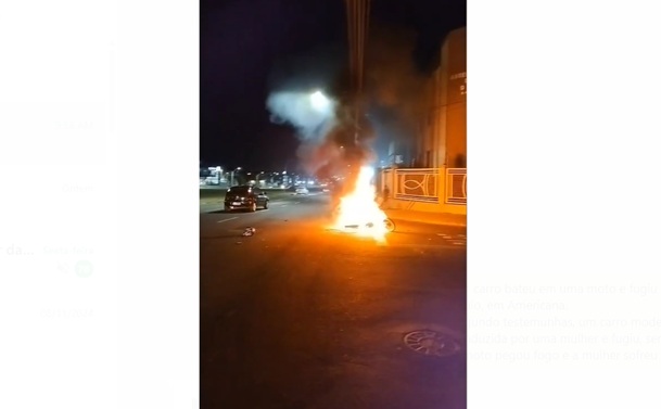 Carro bate em moto e foge do local do acidente; veículo pegou fogo 1 moto-acidente-fogo