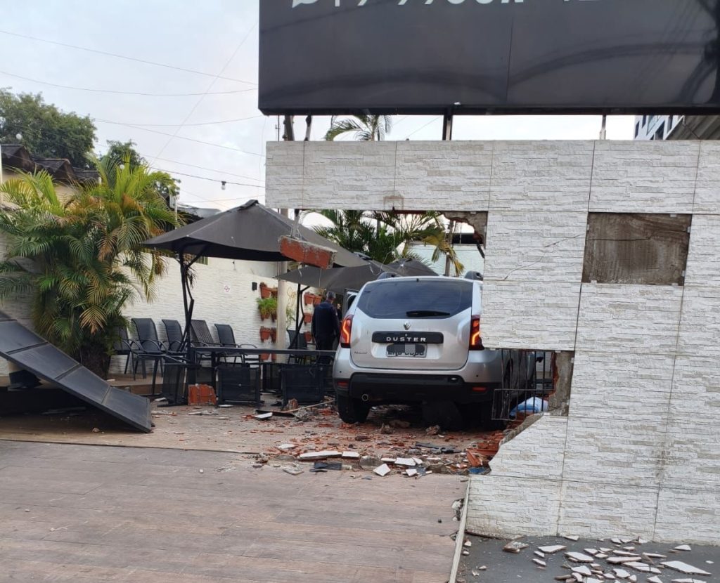 Motorista de 26 anos perde o controle e “entra” no Restaurante Big Bem, em Americana 1 05e52030 937f 4611 b9e8 9eeb4ef2934f