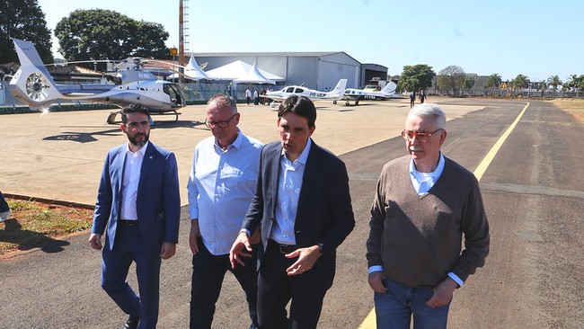 Chico assina ordem de serviço que autoriza modernização do aeroporto de Americana 1 Chico assina ordem de serviço que autoriza modernização do aeroporto de Americana