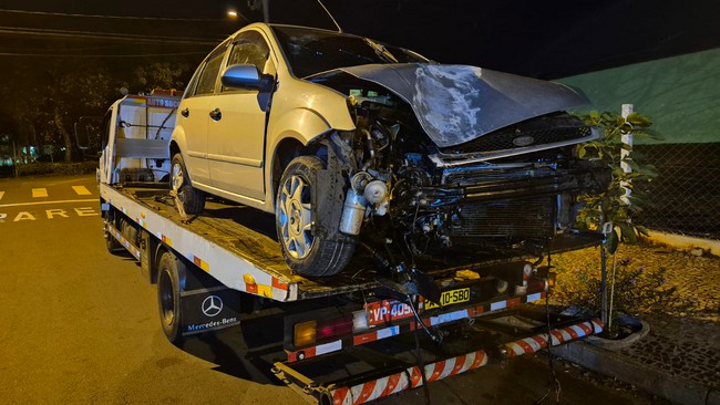 Homem fica ferido após bater carro em poste em Santa Bárbara