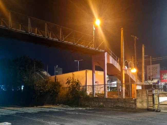 Homem morre após fugir da GCM e pular de passarela de trem em Americana
