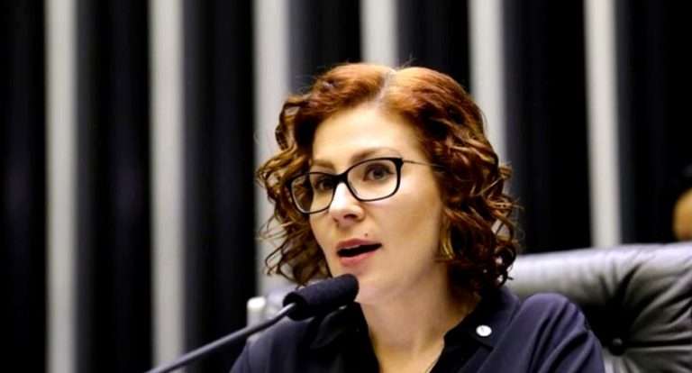 Alexandre de Moraes decreta prisão de Carla Zambelli