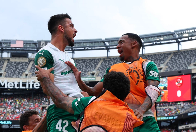 Palmeiras vence Al Ahly por 2 a 0 e lidera grupo no Mundial 3 Palmeiras vence Al Ahly por 2 a 0 e lidera grupo no Mundial