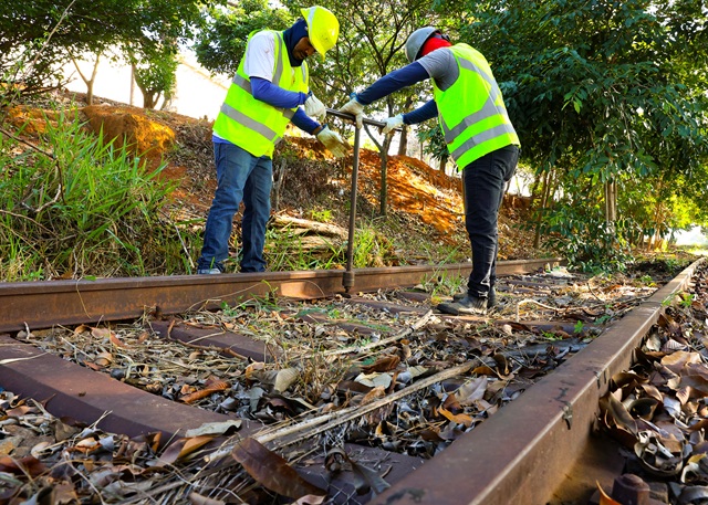 Trilhos da linha férrea são retirados em Santa Bárbara para projetos de mobilidade e lazer 1 TRILHOS-santa-barbara