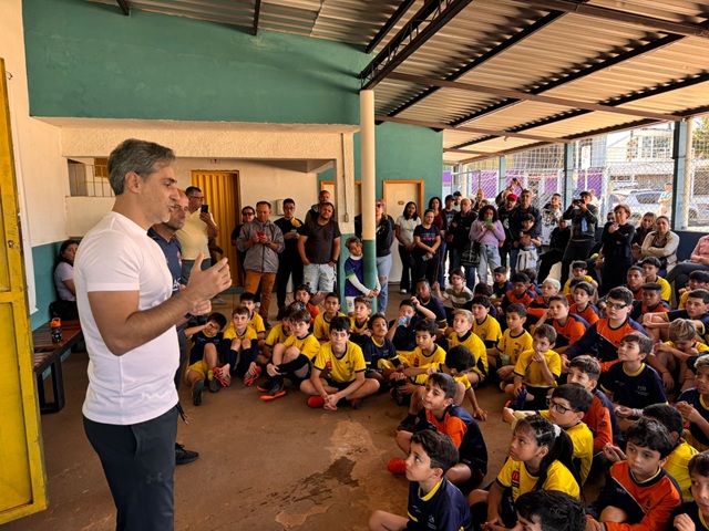 Jonas, ex-Benfica e Seleção Brasileira, visita projeto Camisa 1 Futebol 1 jonas-camisa-1
