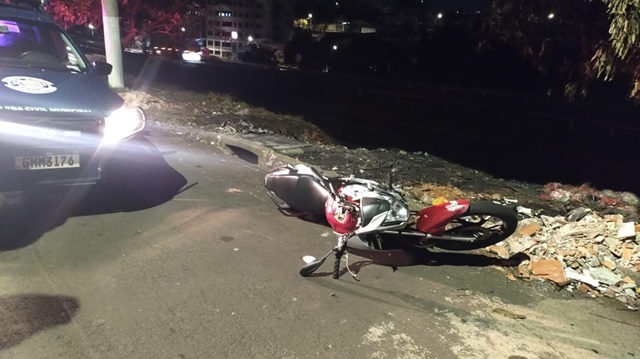 Bandidos atiram contra agentes da ROMU após roubo de moto; ninguém foi preso 1 roubo-romu
