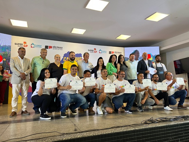 Em Sumaré, Tarcísio entrega diplomas para alunos da Carreta Capacitação 1 tarcisio-alunos-carreta-capacitacao
