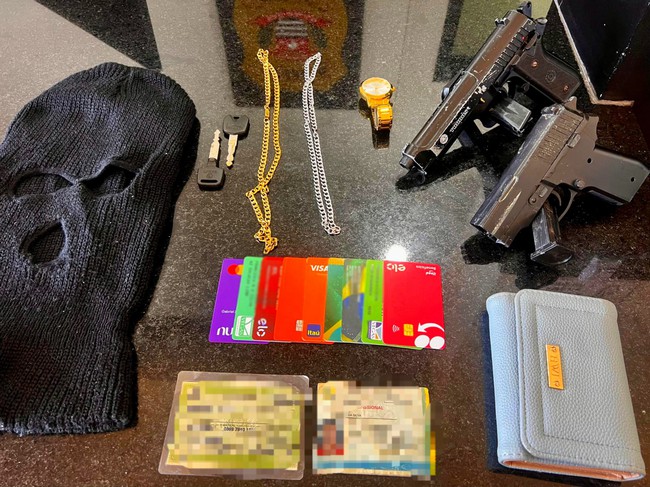 Adolescente é detido com itens roubados e réplicas de arma no Vista Alegre