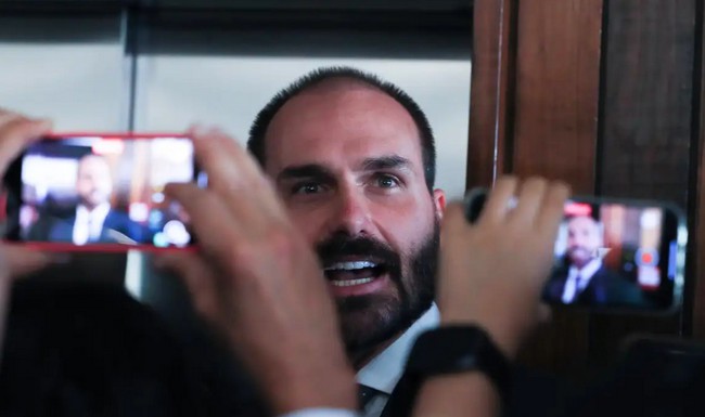 Eduardo Bolsonaro diz que não vai renunciar ao mandato de deputado 1 Eduardo Bolsonaro diz que não vai renunciar ao mandato de deputado