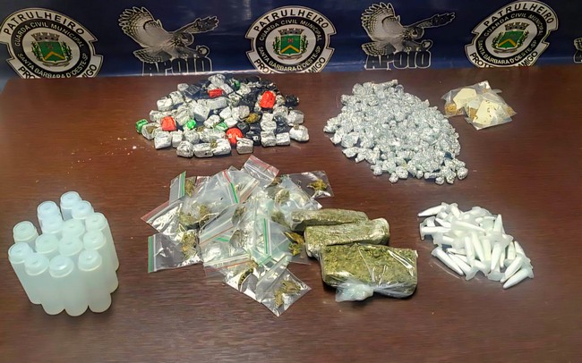 GCM apreende 453 porções de drogas no Romano 1 GCM apreende 453 porções de drogas no Romano