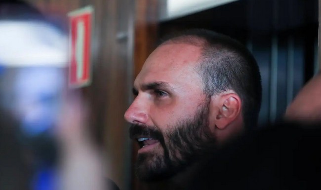 Moraes bloqueia bens e contas bancárias de Eduardo Bolsonaro 1 Moraes bloqueia bens e contas bancárias de Eduardo Bolsonaro