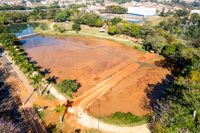Prefeitura inicia desassoreamento da lagoa do Parque Araçariguama 2 Prefeitura inicia desassoreamento da lagoa do Parque Araçariguama