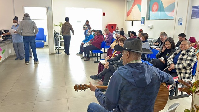 Paciente com câncer canta e alegra ambiente na Unacon 1 cantor-unacon